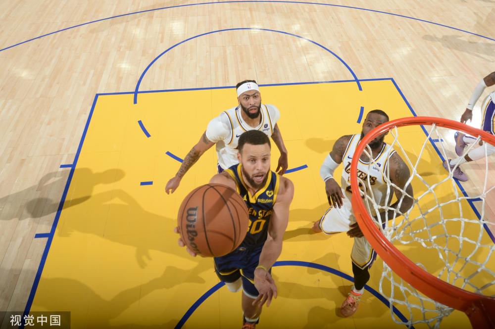 的赛场上展 的赛场上展