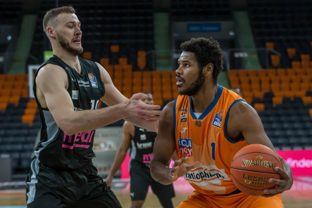 现出极高的 现出极高的